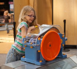 Mykala playing with a gear box at the Minnesota Science Museum