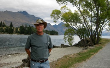 Lou in a typical kiwi hat posing on the Frankton Path in Queenstown
