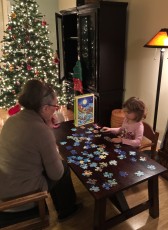 Manou and Hannah working on a puzzle.